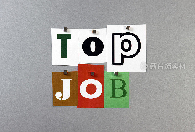 Top Job被钉在一个银色的金属别针板上